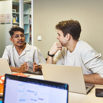 Zwei Studierende lernen gemeinsam in einem Gruppenarbeitsraum der Bibliothek Kleve