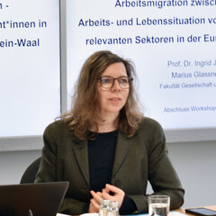 Prof. Dr. Ingrid Jungwirth während der Ergebnispräsentation des von TRAM vorausgegangenen Projekts im Dezember 2022