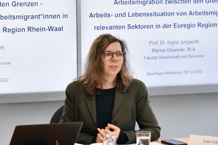 Prof. Dr. Ingrid Jungwirth während der Ergebnispräsentation des von TRAM vorausgegangenen Projekts im Dezember 2022