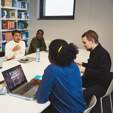 Fünf Studierende lernen gemeinsam in der Bibliothek Kleve