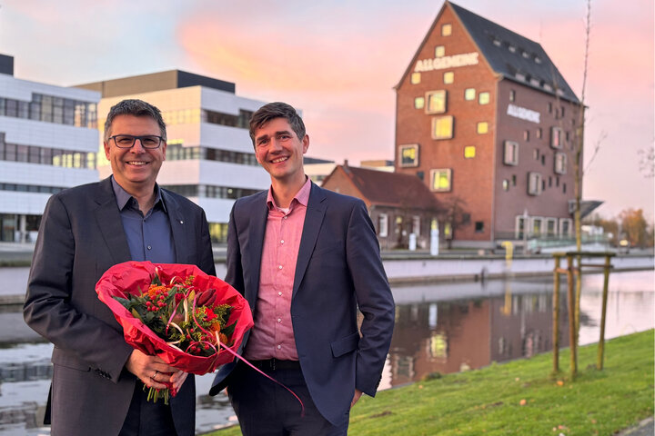 v.l.n.r.: Prof. Dr. Oliver Locker-Grütjen, Präsident der Hochschule Rhein-Waal, und Prof. Dr. Wögen Tadsen, Vorsitzender der Hochschulwahlversammlung