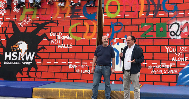 Homecoming Cup – Kleve Campus, from left to right: Prof. Dr William M Megill and Robert Beinio, Chair of the Friends of Rhein-Waal University of Applied Sciences – Kleve Campus e.V.