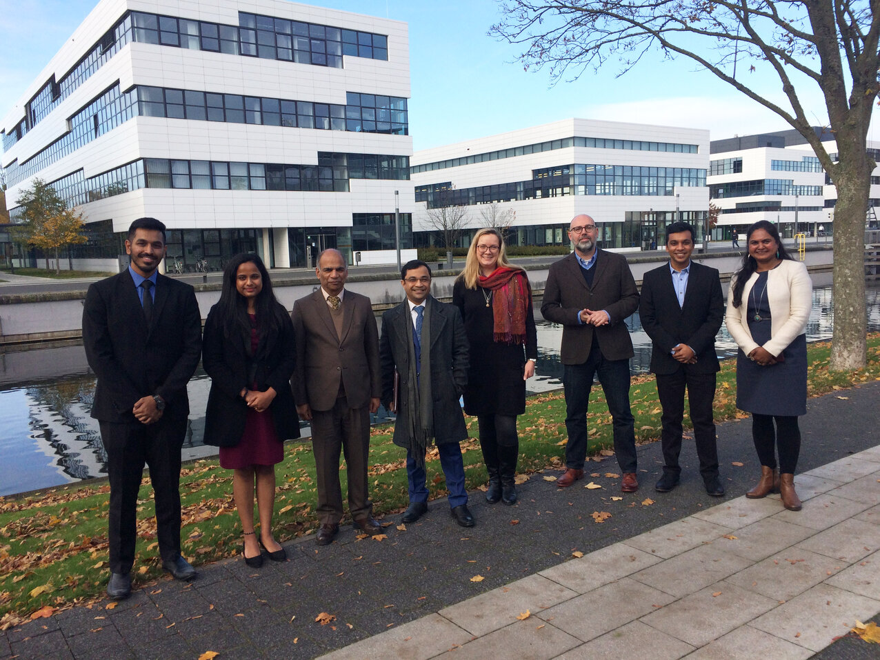 From left to right: Tarun Ravindra (M.Sc. student in Mechanical Engineering), Vandana (M.Sc. student in Economics and Finance), Anuj Gupta (Consul for Politics and Education), Consul-General Dr Amit Telang, Prof. Dr Tatiana Zimenkova (Vice-President for International Affairs and Diversity), Dr Joost Kleuters (Head of the University’s International Centre), Arun Ramaswamy (M.Sc. student in Mechanical Engineering), Mridula Singh (Public Relations Officer at the Consulate)
