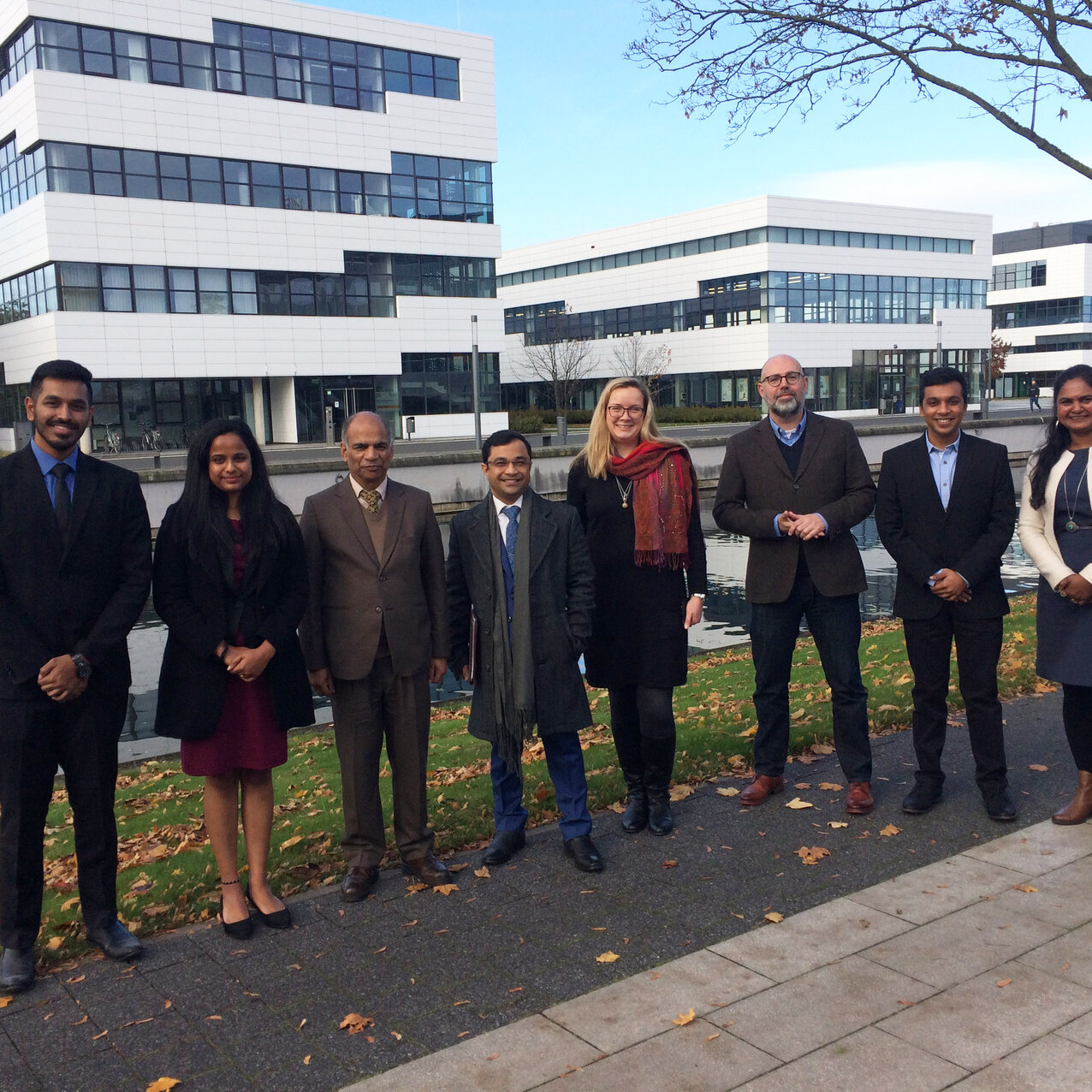 Von links nach rechts: Tarun Ravindra (Student Mechanical Engineering M.Sc.), Vandana (Student Economics and Finance M.Sc.), Anuj Gupta (Konsul Politik und Bildung), Generalkonsul Dr. Amit Telang, Prof. Dr. Tatiana Zimenkova (Vizepräsidentin der Hochschule für Internationales und Diversität) , Dr. Joost Kleuters (Leiter des International Centers der Hochschule), Arun Ramaswamy (Student Mechanical Engineering M.Sc.), Mridula Singh (Öffentlichkeitsarbeit des Konsulats)