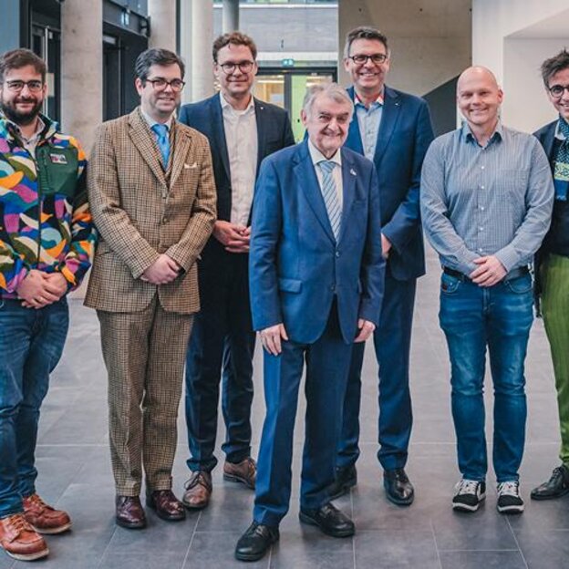 NRW-Innenminister Herbert Reul mit den Lehrenden des Studiengangs Verwaltungsinformatik – E-Government, B.Sc. und Hochschulpräsident Prof. Dr. Oliver Locker-Grütjen und Dekan der Fakultät Kommunikation und Umwelt Prof. Dr. Klaus Hegemann, v.l.n.r.: Prof. Dr. Matteo Große-Kampmann, Christoph Borbe, Prof. Dr. Matthias Reintjes, NRW-Innenminister Herbert Reul, Hochschulpräsident Prof. Dr. Oliver Locker-Grütjen, Prof. Dr. Tobias Siebenlist und Dekan Prof. Dr. Klaus Hegemann