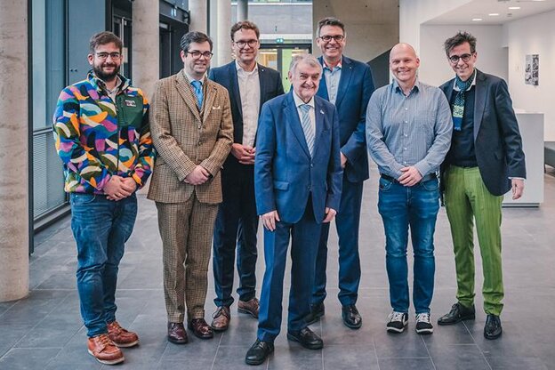 Herbert Reul, Minister for the Interior of North Rhine-Westphalia, with the lecturers on the Administrative Informatics – E-Government (B.Sc.) programme, University President Prof. Dr Oliver Locker-Grütjen and Dean of the Faculty of Communication and Environment Prof. Dr Klaus Hegemann, from left to right: Prof. Dr Matteo Große-Kampmann, Christoph Borbe, Prof. Dr Matthias Reintjes, NRW Minister for the Interior Herbert Reul, University President Prof. Dr Oliver Locker-Grütjen, Prof. Dr Tobias Siebenlist and Dean Prof. Dr Klaus Hegemann