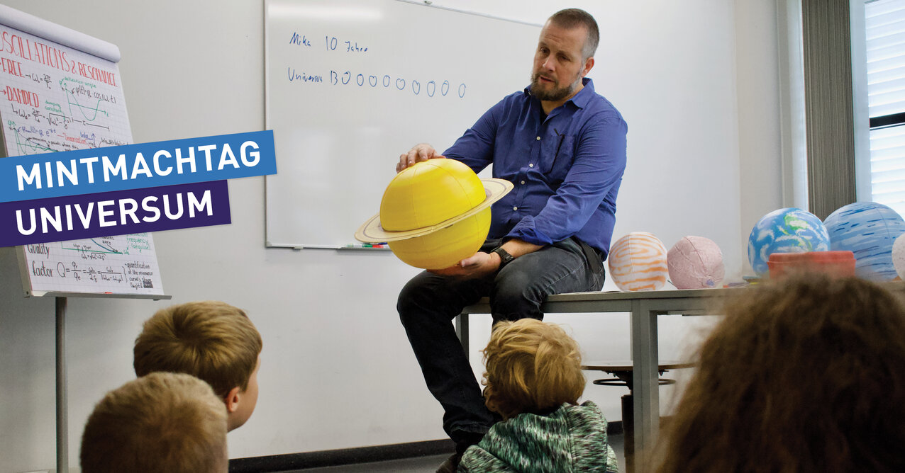 Prof. Dr Alexander Struck explains the universe to Year 4 pupils at Christophorus Primary School in Kranenburg during the ‘MINTmachTag’