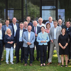 Minister Silke Gorißen (centre) and Prof. Dr Natalie Laibach (front right) with the initiators and sponsors of the endowed chair, including District Administrator Christoph Gerwers (2nd row, right), as well as Hans-Josef Kuypers (front, centre) and Peter Wack (2nd row, centre),