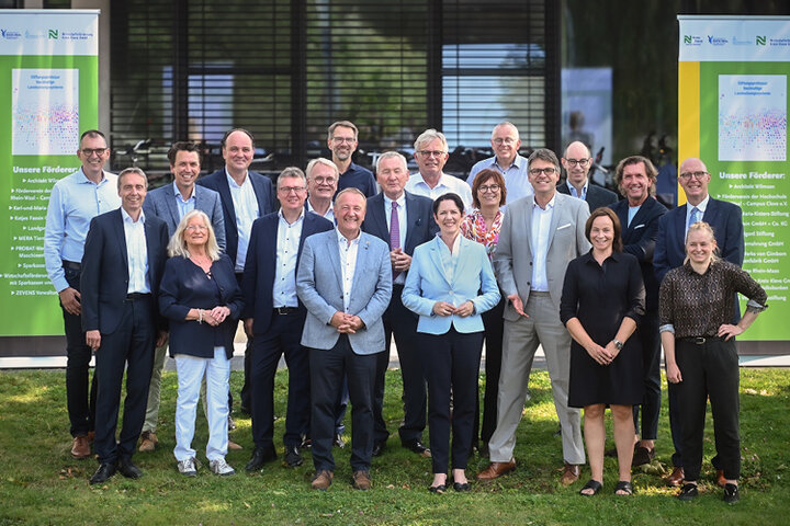 Ministerin Silke Gorißen (Mitte) und Prof. Dr. Natalie Laibach (vorne rechts) mit Initiatoren und Förderern der Stiftungsprofessur, u.a. Landrat Christoph Gerwers (2. Reihe rechts) sowie Hans-Josef Kuypers (vorne Mitte) und Peter Wack (2. Reihe Mitte),