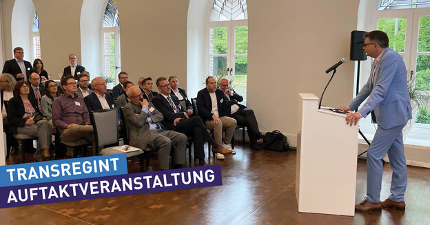 Prof. Dr Oliver Locker-Grütjen welcomes entrepreneurs, sponsors and members of the university community. Front row, from left to right: Wolfgang Gebing, Mayor of Kleve; Ingo Brohl, District Administrator of Wesel; Dr Klaus Krumme; and Prof. Dr-Ing. Peter Kisters, Vice-President of Rhein-Waal University of Applied Sciences