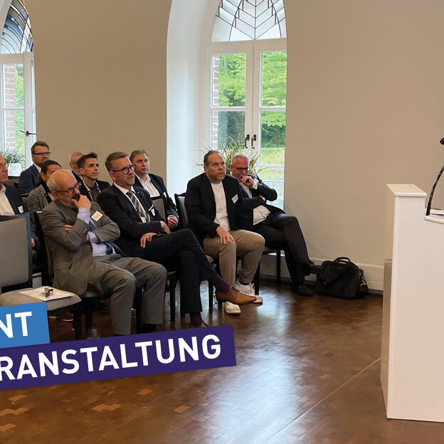 Prof. Dr. Oliver Locker-Grütjen begrüßt Unternehmer*innen, Förderer*innen und Hochschulangehörige. Erste Reihe vlnr: der Klever Bürgermeister Wolfgang Gebing, der Kreis Weseler Landrat Ingo Brohl, Dr. Klaus Krumme und Prof. Dr.-Ing. Peter Kisters, Vizepräsident der Hochschule Rhein Waal