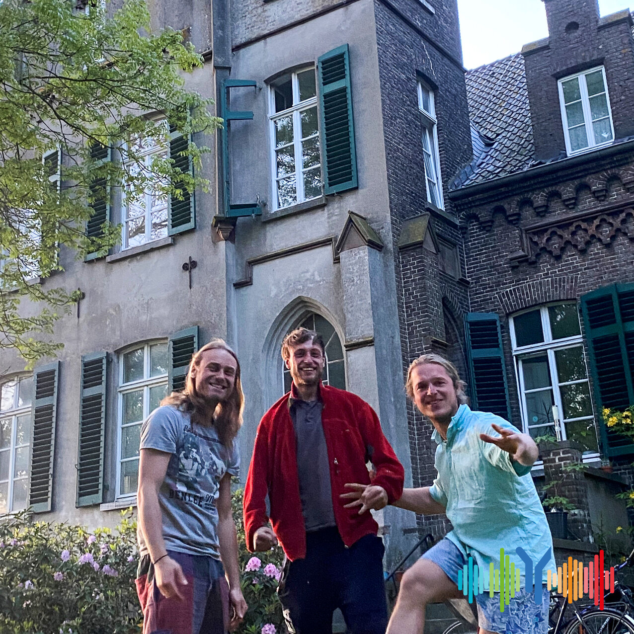 Auf dem Bild sehen wir die drei Studierenden Tim, Felix und Johann, von der HSRW und der Radboud Universität in den Niederlanden, die von ihrer ganz besonderen Wohngemeinschaft auf dem Gut Hogfeld am Stadtrand von Kleve berichten.Unten rechts ist das Soundwellen-Logo des Podcasts „How to Hochschule” zu sehen.