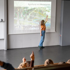 Primary school pupils taking part in sustainability coaching on agroforestry at the HSRW; spokesperson: Ms Anna-Lea Ortmann, M.Sc., PhD student at the TransRegINT project’s agroforestry real-world laboratory