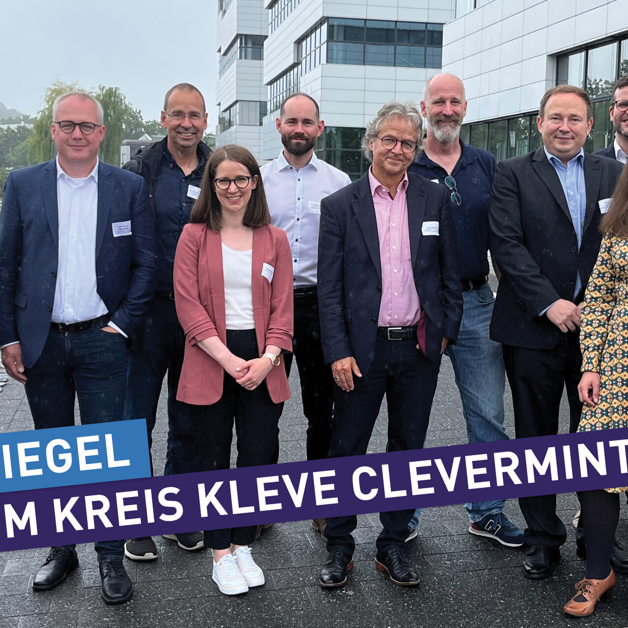 v.l.n.r. Britta Bollmann (Referatsleiterin im Ministerium für Kultur und Wissenschaft des Landes Nordrhein-Westfalen), Prof. Dr.-Ing. Peter Kisters (Vizepräsident für Forschung, Innovation und Transfer an der HSRW), Dr. Gerhard Heusipp (Leiter des ZFIT), Vanessa Funke (zdi-Landesgeschäftsstelle), Dr. Moritz Machelett (MINT Koordinator & Lehrer Gesamtschule am Forstgarten), Georg Mertens (Referatsleiter im Ministerium für Kultur und Wissenschaft des Landes Nordrhein-Westfalen), Prof. Dr. William Megill (Professor für Bionik an der HSRW), Prof. Dr.-Ing. Ivan Volosyak (Professor für Biomedizin und Engineering an der HSRW), Johannes Böhmer (zdi-Landes Geschäftsstelle), Doris Gerland (Prodekanin der Fakultät Technologie und Bionik), Phyllis Ndugire (zdi Kleve, Koordination MINT-Förderung im Kreis Kleve)