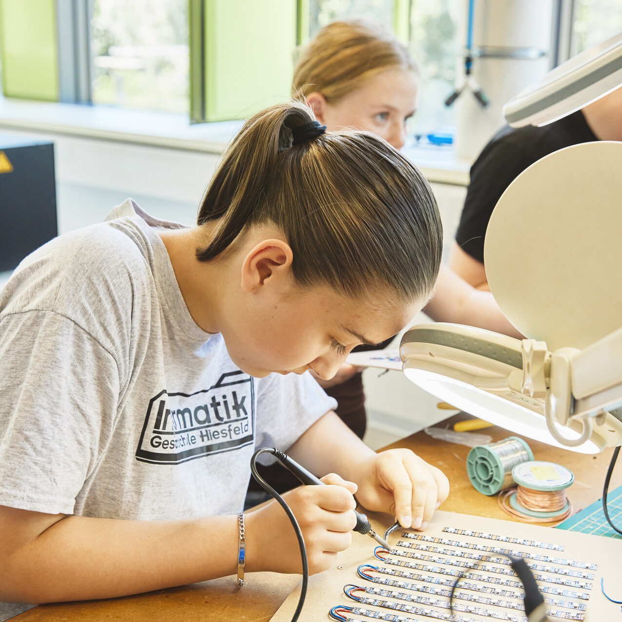 Studierende arbeiten in einem Labor.