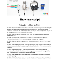 Das Logobild zum Podcast zeigt von links nach rechts verschiedenfarbige Lautsprecherkabel, ein Mikrofon, einen Lautsprecher und einen Coffee to go Becher mit Hochschullogo.