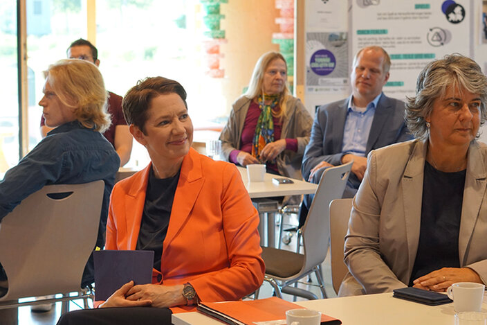 Ministerin Silke Gorißen übergibt Zuwendungsbescheid für KI-Projekt