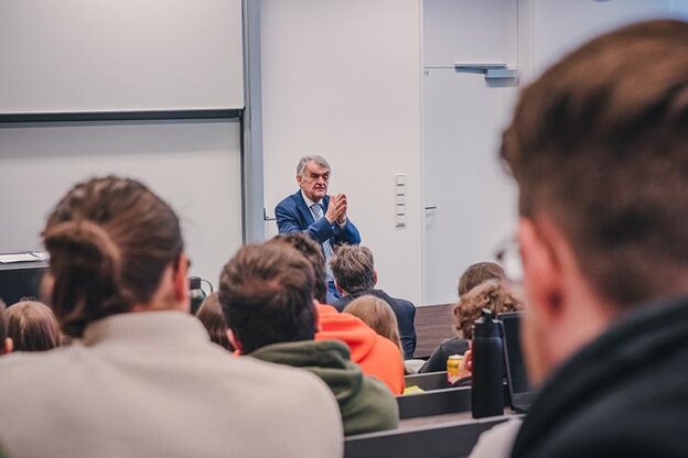 Herbert Reul, Minister for the Interior of North Rhine-Westphalia, in a packed lecture theatre at Rhine-Waal University of Applied Sciences