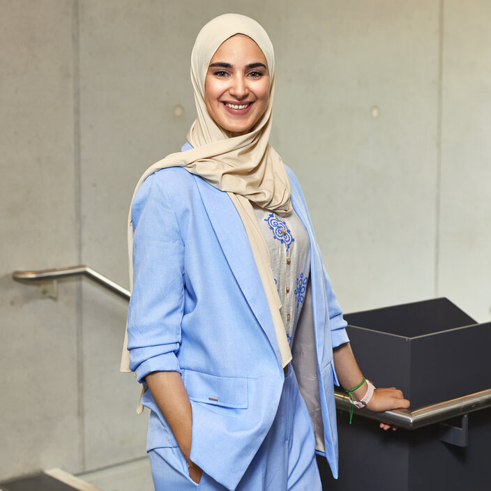 Portraitbild Soheila Bouziri im Treppenhaus der HSRW