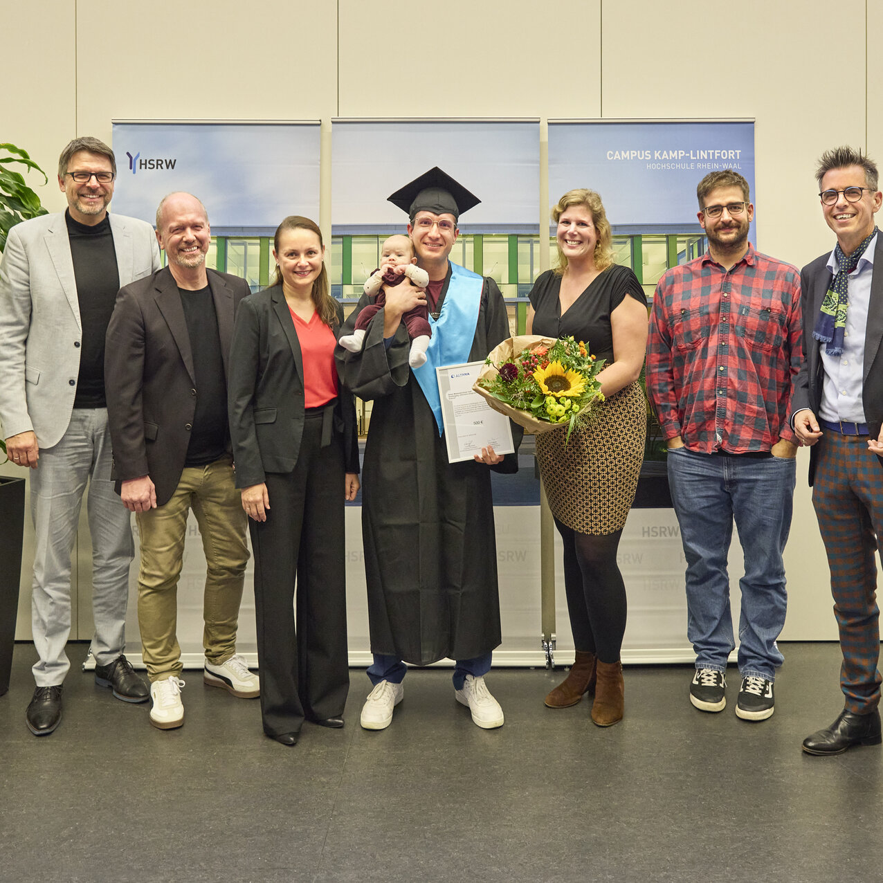 Auszeichnung der besten Masterarbeit. Vlnr: Prof. Dr. Locker-Grütjen (Präsident), Prof. Dr. Zimmer, Eva Folkerts (Förderverein Campus Camp-Lintfort e. V), Clein Alexander Sarmiento Castrillon, Lena Neumann (ALTANA Gruppe), Prof. Dr. Große-Kampmann (Prodekan), Prof. Dr. Hegemann (Dekan)