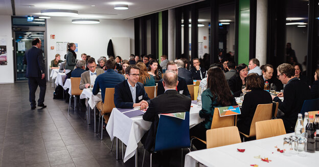 Scholarship dinner at Rhine-Waal University of Applied Sciences: scholarship recipients meet their sponsors