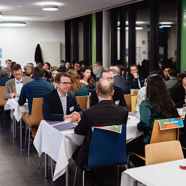 Stipendien-Dinner an der Hochschule Rhein-Waal:  Stipendiat*innen treffen ihre Förderer