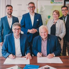 From left to right: Lukas Hähnel (Head of the Development Agency for Business), Prof. Dr Oliver Locker-Grütjen (President of Rhine-Waal University of Applied Sciences), Ingo Brohl (District Administrator of Wesel), Paul Schwarz (Chairman of the Board of the Heinz Trox Foundation), Christine Roßkothen (Heinz Trox Foundation), and Prof. Dr Klaus Hegemann (Dean of the Faculty of Communication and Environment)