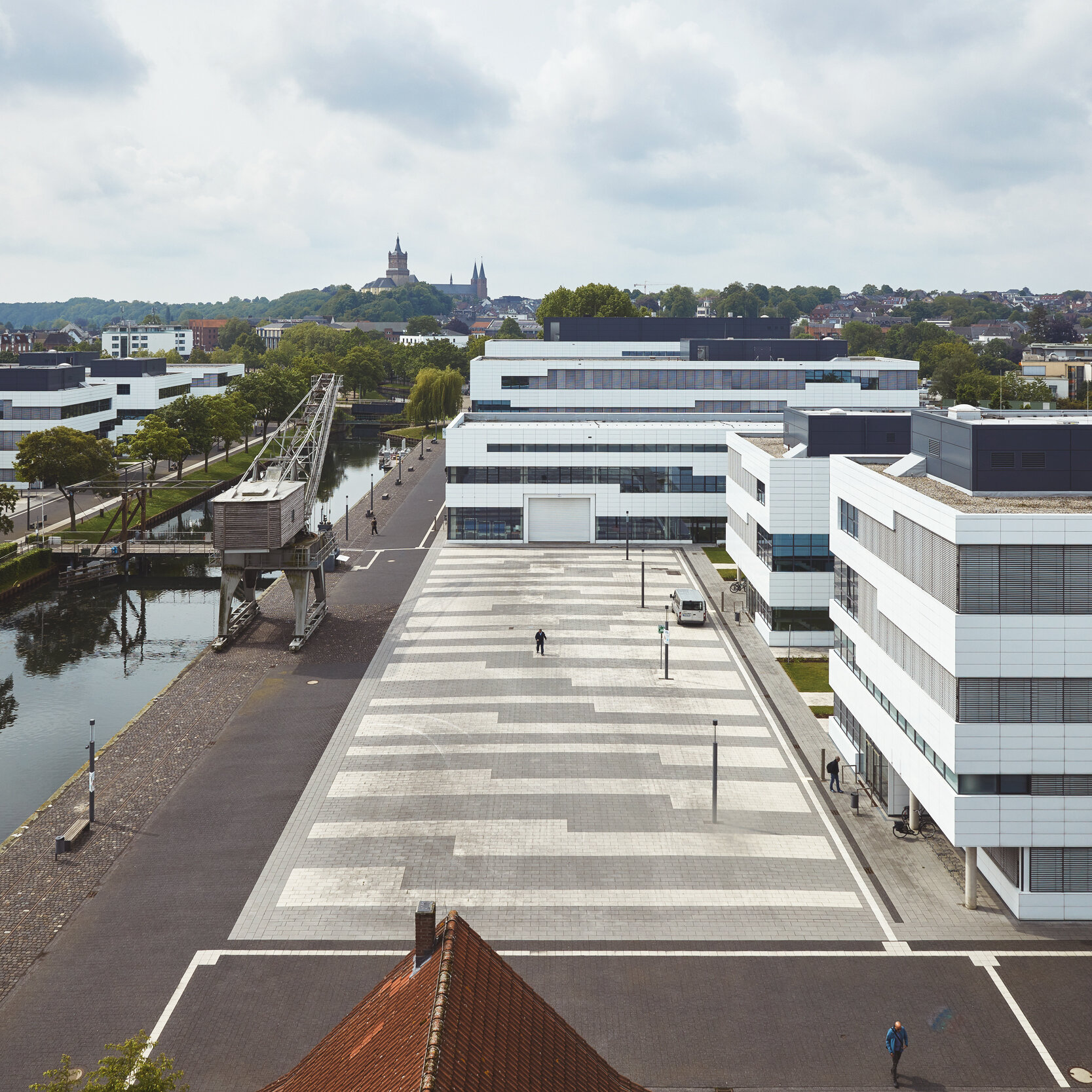 Campus Kleve aus der Vogelperspektive mit den modernen Hochschulgebäuden, Blick über den Spoykanal und Richtung Klever Innenstadt mit der Schwanenburg.