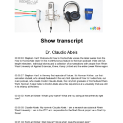 Das Logobild zum Podcast zeigt von links nach rechts verschiedenfarbige Lautsprecherkabel, ein Mikrofon, einen Lautsprecher und einen Coffee to go Becher mit Hochschullogo. 