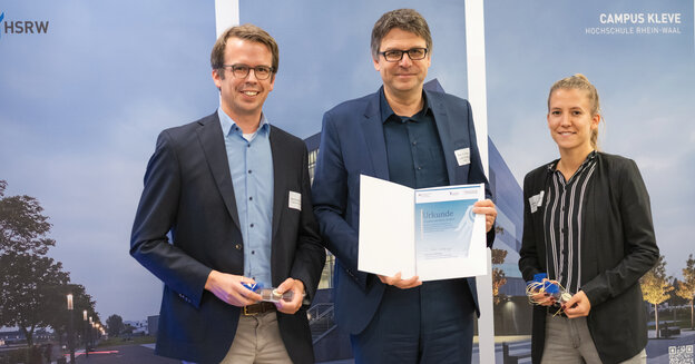 (from left to right) Bernhard Sack, Managing Director of impacx services GmbH, University President Prof. Dr Oliver Locker-Grütjen and Philine von Bargen, Head of Marketing & PR at impacx services GmbH