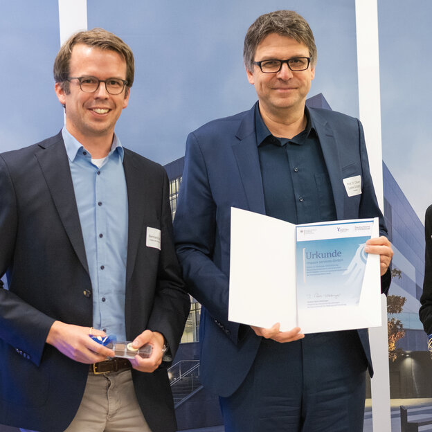 (v.l.n.r.) Bernhard Sack, Geschäftsführer der impacx services GmbH, Hochschulpräsident Prof. Dr. Oliver Locker-Grütjen und Philine von Bargen, Head of Marketing & PR bei impacx services GmbH