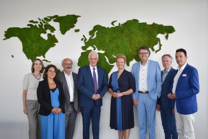 Ministerin Ina Brandes mit den Gesprächspartnern an der Hochschule Rhein-Waal (v.l.n.r.): Dr. Petra Radtke (Leitung der Stabsstelle des Präsidiums, HSRW), Sara Khaffaf-Roenspieß (Kommissarische Leitung Dezernat Studienangelegenheiten, HSRW), Wolfgang Gebing (Bürgermeister der Stadt Kleve), Dr. Günther Bergmann MdL, Ina Brandes (Ministerin für Kultur und Wissenschaft des Landes Nordrhein-Westfalen), Prof. Dr. Oliver Locker-Grütjen (Präsident der HSRW), Ocke Hamann (Leiter des Geschäftsbereichs Standort, Digital, Innovation, Umwelt der IHK Duisburg), Prof. Christoph Landscheidt (Bürgermeister der Stadt Kamp-Lintfort),