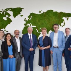 Minister Ina Brandes with her counterparts at Rhein-Waal University of Applied Sciences (from left to right): Dr Petra Radtke (Head of the President’s Office, HSRW), Sara Khaffaf-Roenspieß (Acting Head of the Student Affairs Department, HSRW), Wolfgang Gebing (Mayor of the City of Kleve), Dr Günther Bergmann MdL, Ina Brandes (Minister for Culture and Science of the State of North Rhine-Westphalia), Prof. Dr Oliver Locker-Grütjen (President of HSRW), Ocke Hamann (Head of the Location, Digital, Innovation and Environment Division at the Duisburg Chamber of Industry and Commerce), Prof. Christoph Landscheidt (Mayor of Kamp-Lintfort),