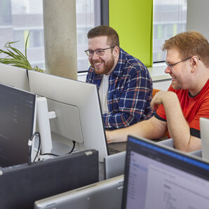 Zwei arbeitende Studenten hinter einem Computerbildschirm 
