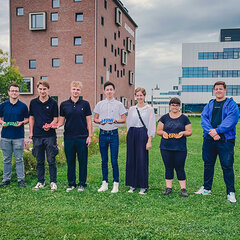 The new HSRW trainees with training manager Katrin Bongertmann (left) and Chancellor Michael Strotkemper (right),