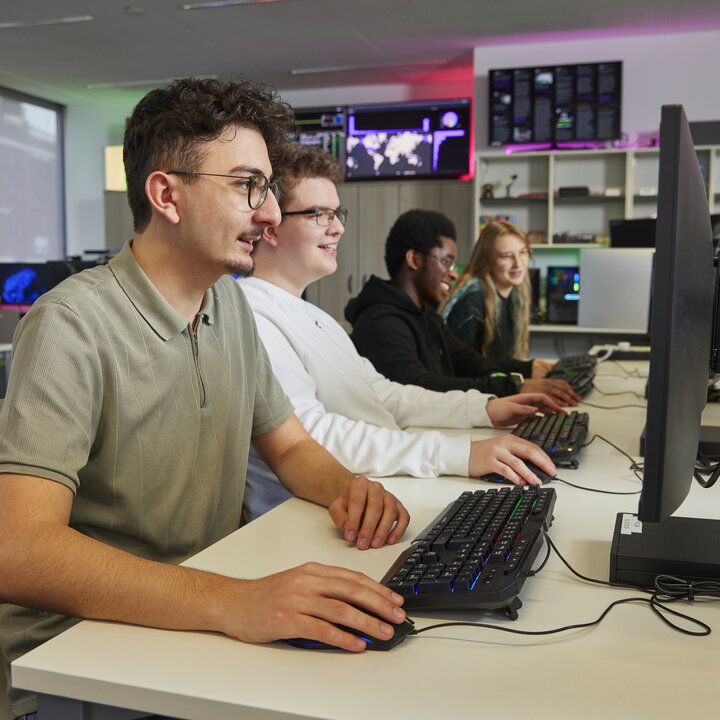 Studierende arbeiten an Computern im IT-Sichheitslabor