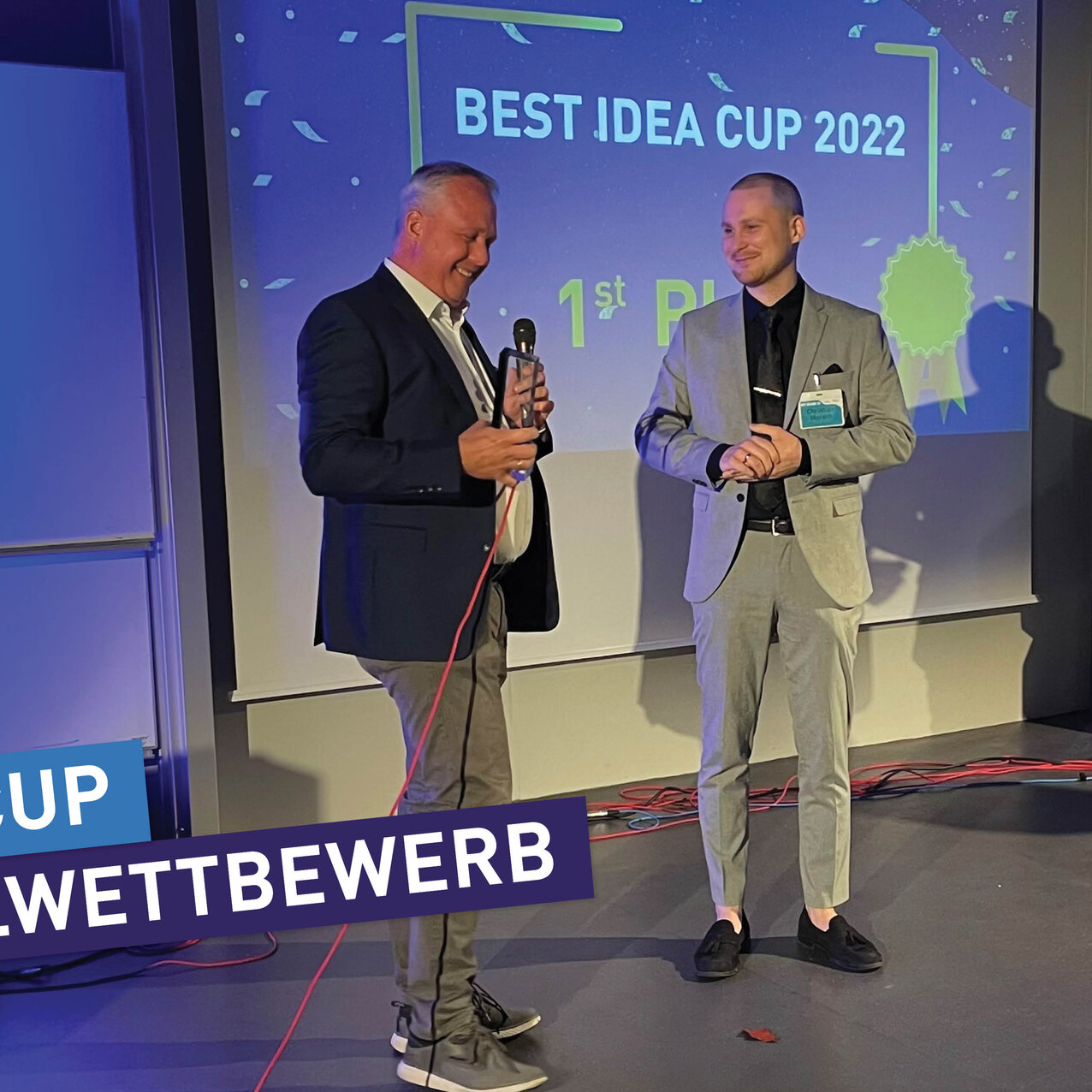 Prof. Dr.-Ing. Peter Kisters (links) und Gewinner Christian Moreth mit seiner Idee ‚Your Outfit!‘