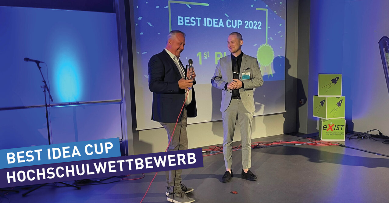 Prof. Dr.-Ing. Peter Kisters (left) and winner Christian Moreth with his idea ‘Your Outfit!’