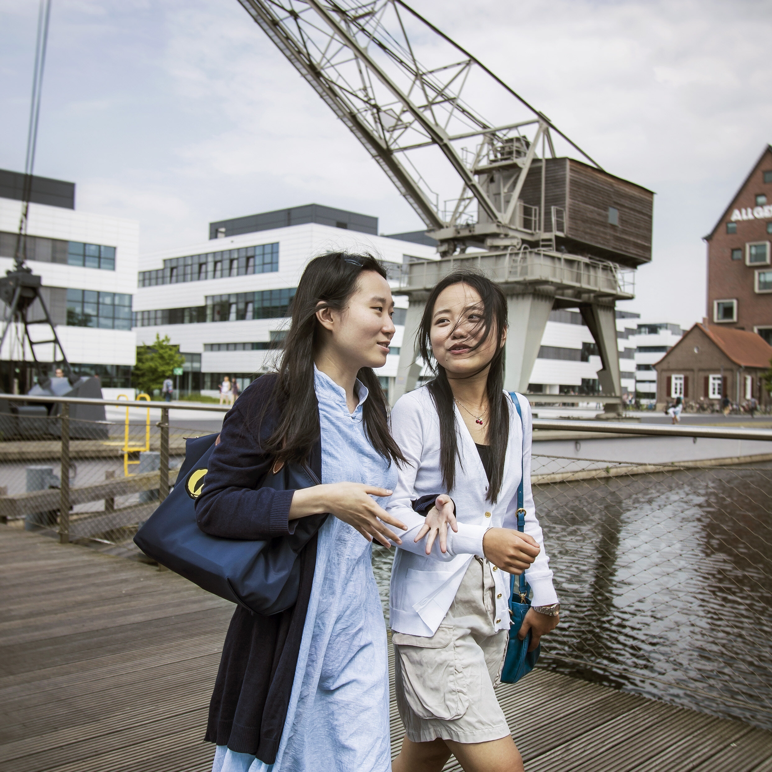Zwei Studentinnen überqueren die Brücke auf dem Campus Kleve