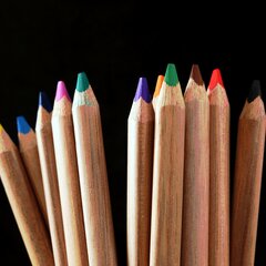 Verschiedene farbige Buntstifte nebeneinander aufgereiht