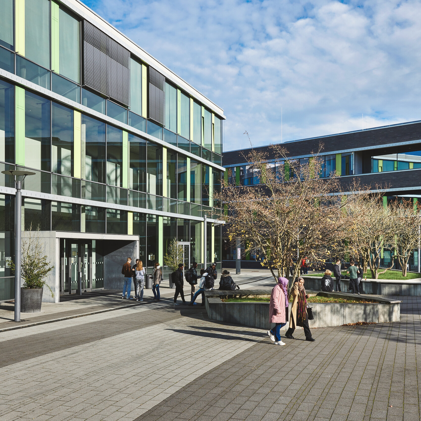Die Gebäude vom Campus Kamp-Lintfort mit Studierenden.