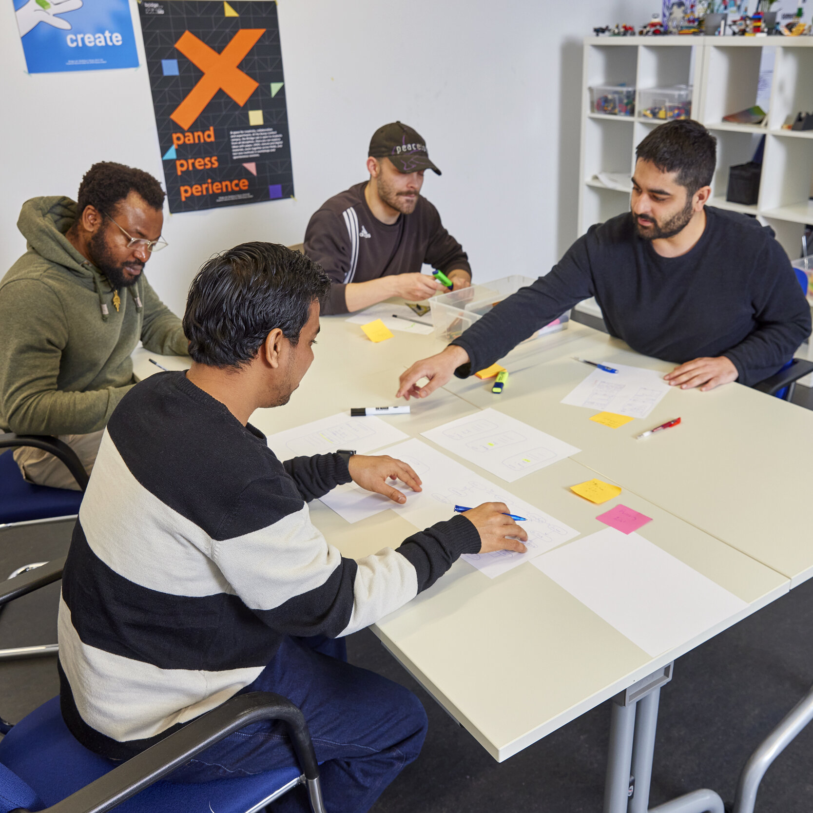 Studierende bei der Gruppenarbeit am Tisch