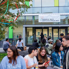 Auf dem Campus Kamp-Lintfort machen viele Studierende bei der Freshers' Week mit.
