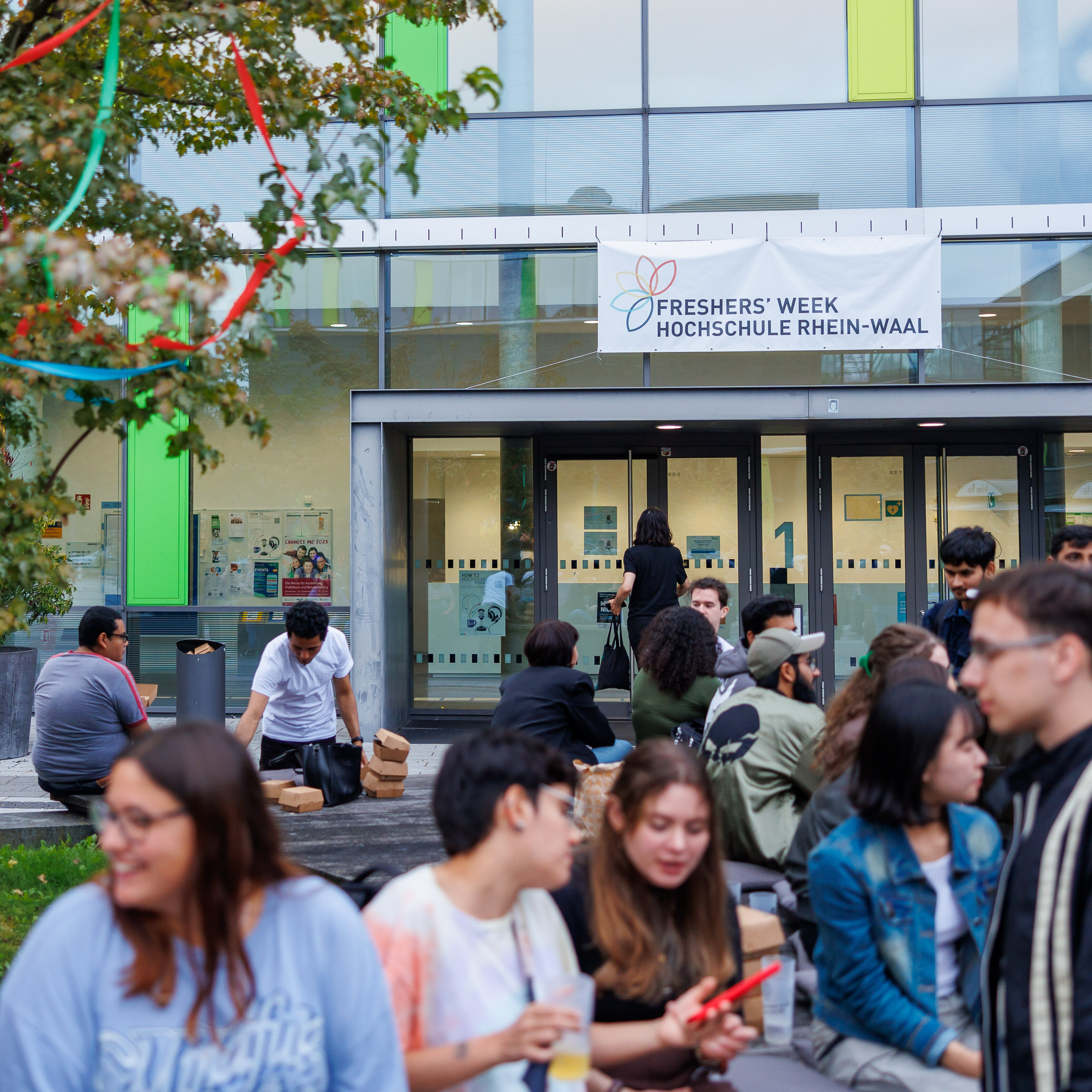 Auf dem Campus Kamp-Lintfort machen viele Studierende bei der Freshers' Week mit.
