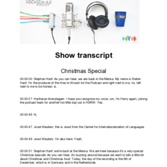 Das Logobild zum Podcast zeigt von links nach rechts verschiedenfarbige Lautsprecherkabel, ein Mikrofon, einen Lautsprecher und einen Coffee to go Becher mit Hochschullogo.