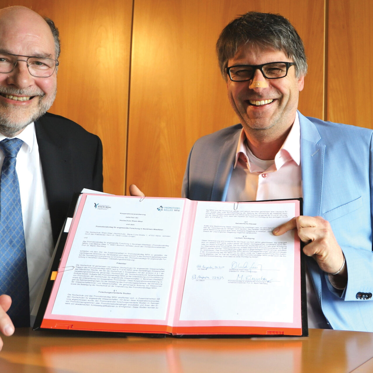 Prof. Dr. Martin Sternberg (PK NRW-Vorsitzender, links), Dr. Oliver Locker-Grütjen (Präsident der Hochschule Rhein-Waal)