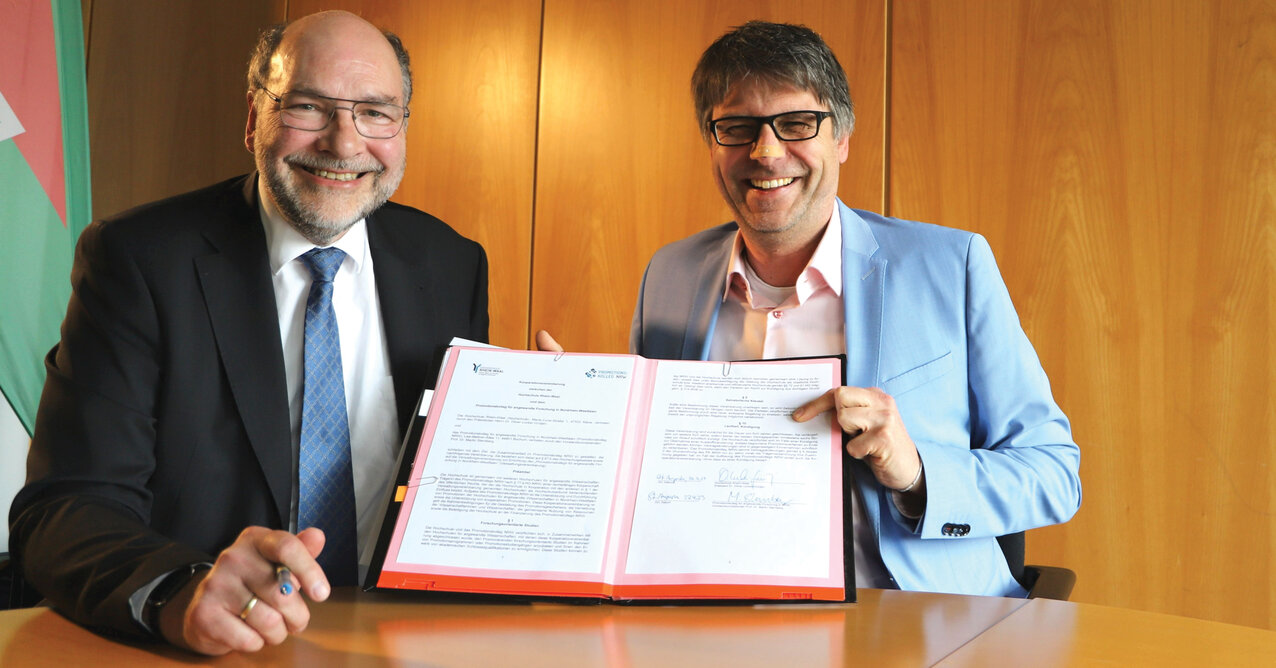 Prof. Dr Martin Sternberg (Chair of PK NRW, left), Dr Oliver Locker-Grütjen (President of Rhein-Waal University of Applied Sciences)