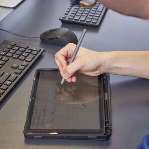 Nahaufnahme eines Studenten, der an einem I-Pad arbeitet