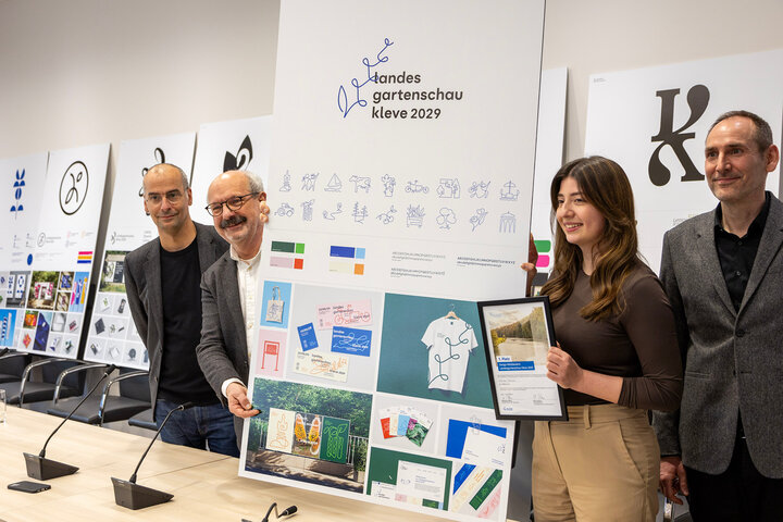 v.l.n.r.: Nicolas Markwald, Professor für Kommunikationsdesign an der Hochschule Rhein-Waal, Bürgermeister Wolfgang Gebing, Designstudentin und Erstplatzierte Mariam Hachem sowie Christoph Zielke, Professor für Mediendesign an der Hochschule Rhein-Waal