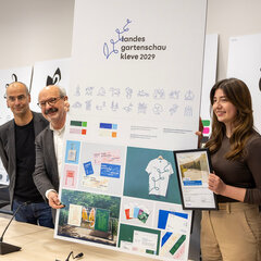 v.l.n.r.: Nicolas Markwald, Professor für Kommunikationsdesign an der Hochschule Rhein-Waal, Bürgermeister Wolfgang Gebing, Designstudentin und Erstplatzierte Mariam Hachem sowie Christoph Zielke, Professor für Mediendesign an der Hochschule Rhein-Waal